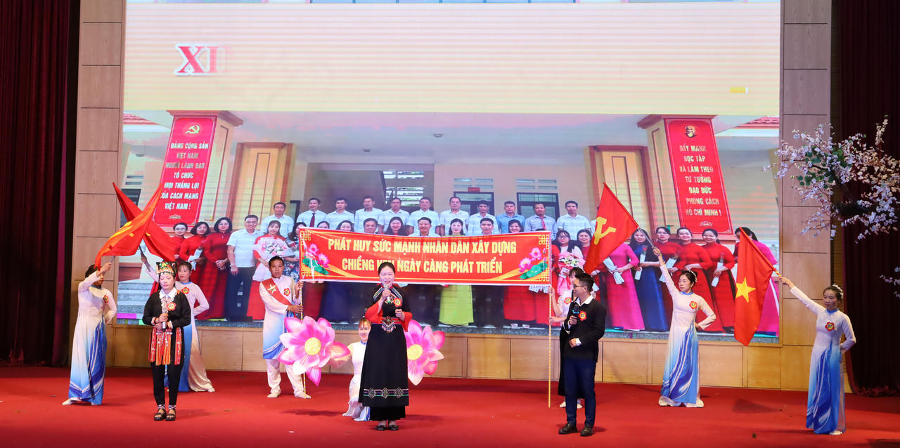 Các đội trình bày phần thi  (Ảnh: laocai.gov.vn).