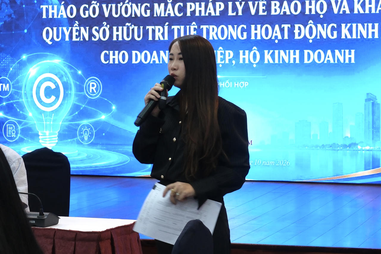 Thạc sĩ Bùi Thị Hồng Ngọc - Phó Giám đốc Công ty Luật TNHH Đại Hà Thành đề cập về cơ chế bảo hộ nhãn hiệu. Ảnh: TU