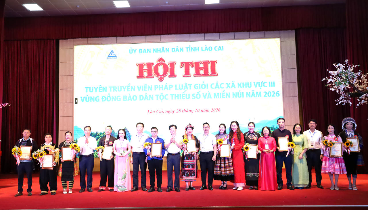 Ban tổ chức trao giải và chụp hình lưu niệm cùng các đội thi (Ảnh: laocai.gov.vn).
