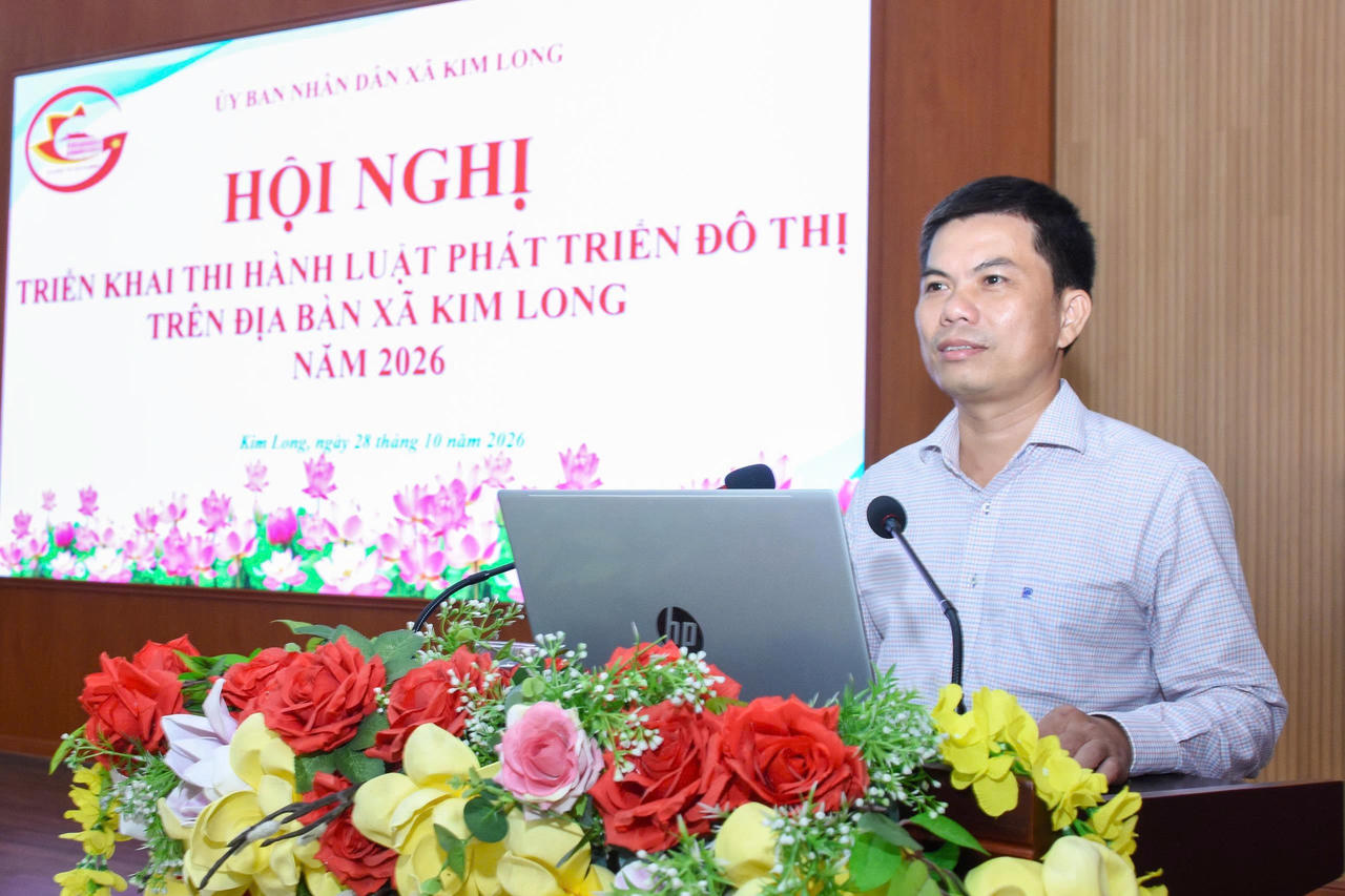 Ông Lê Mạnh Tân - Chánh Văn phòng HĐND và UBND xã Kim Long phát biểu tại Hội nghị. Ảnh: TD