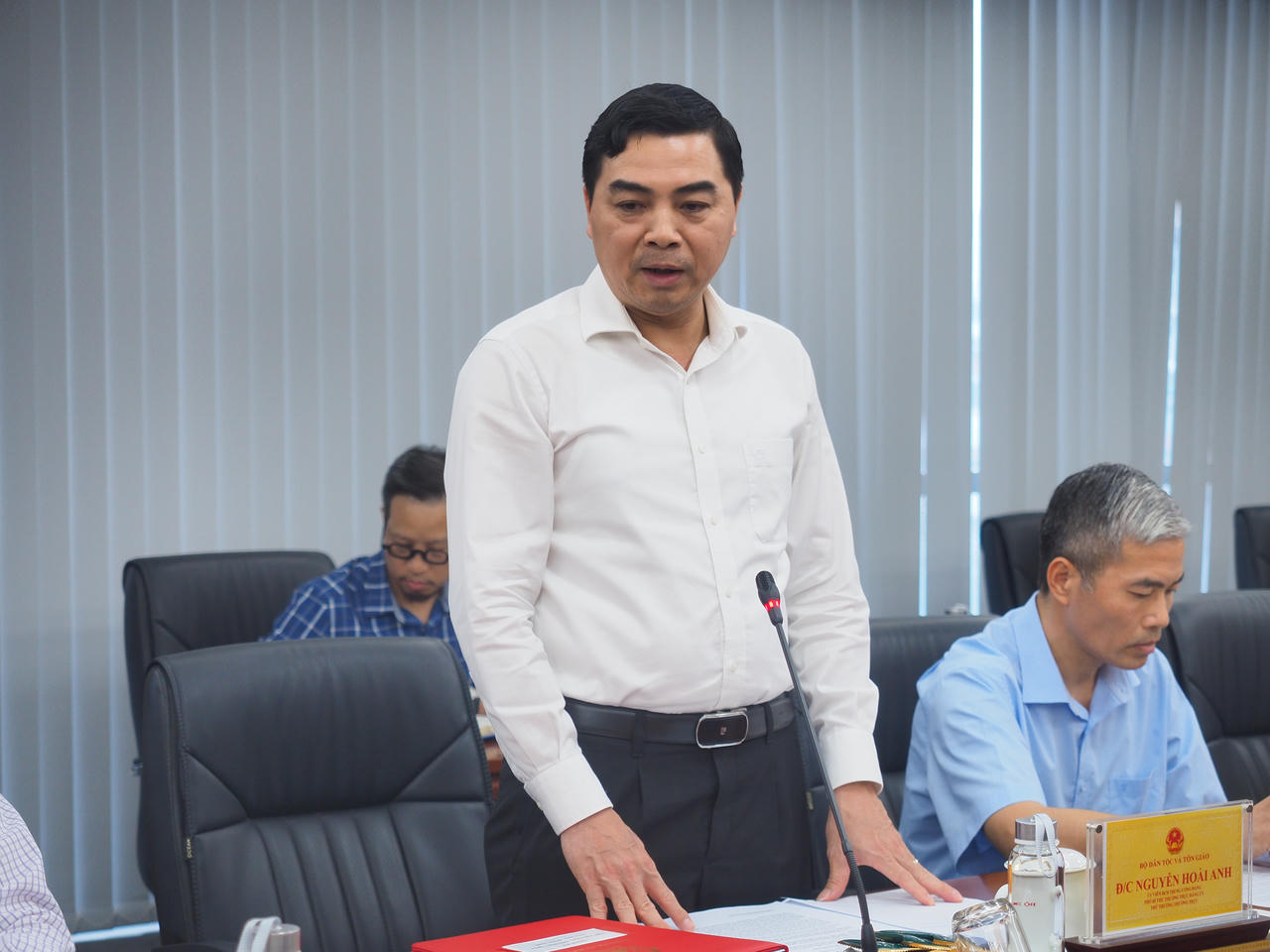 Thứ trưởng Thường trực Bộ Dân tộc và Tôn giáo Nguyễn Hoài Anh phát biểu tại buổi làm việc.