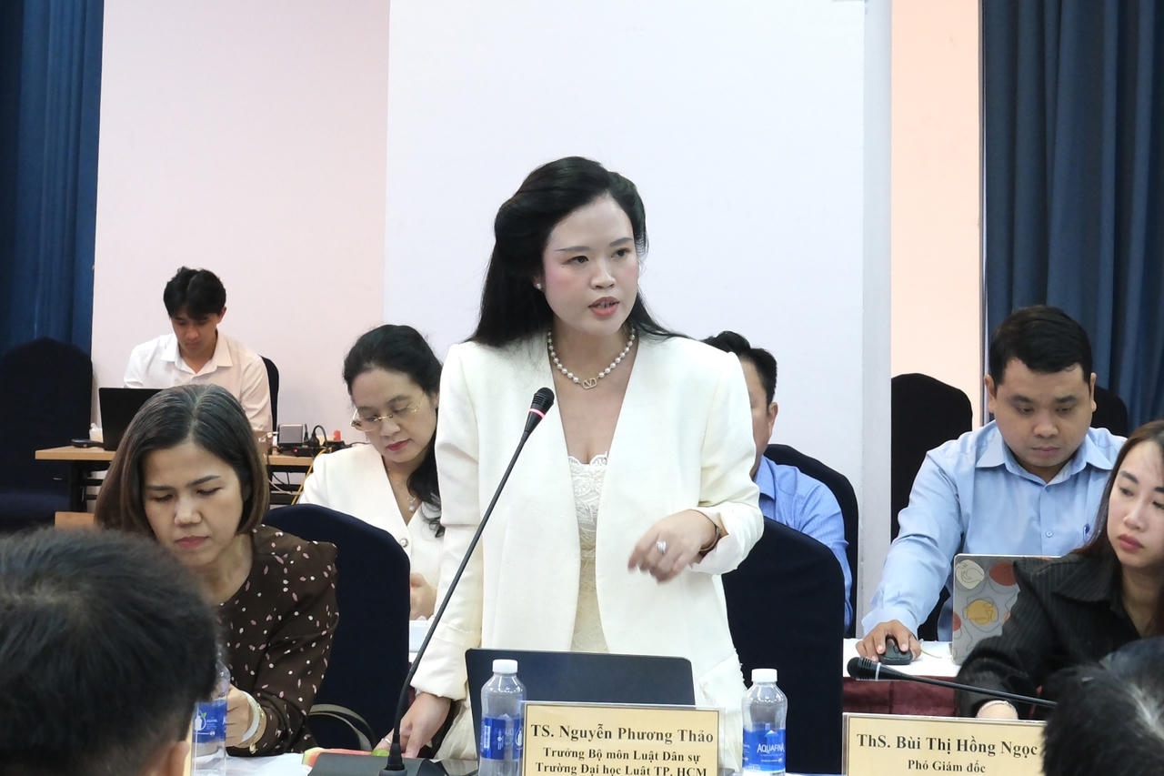 TS. Nguyễn Phương Thảo - Trưởng Bộ môn Luật Dân sự, Trường ĐH Luật TP HCM tham luận. Ảnh: TU