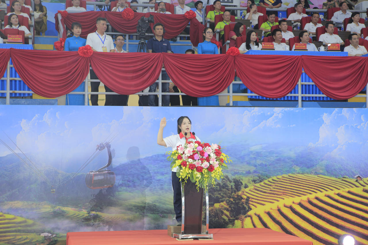 Đại diện trọng tài và vận động viên tuyên thệ (Ảnh: Trường Hải).