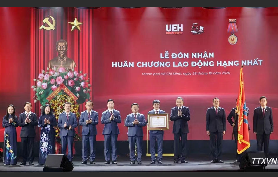 Đại học Kinh tế Thành phố Hồ Chí Minh đón nhận Huân chương Lao động hạng Nhất