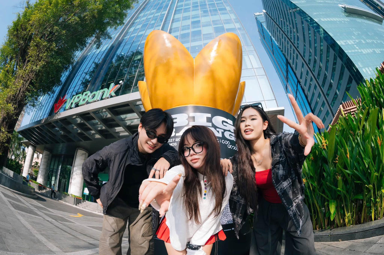 Có thể là hình ảnh về một hoặc nhiều người và văn bản