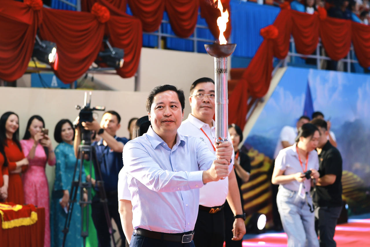 Bí thư Tỉnh ủy Lào Cai Dương Quốc Huy thực hiện nghi thức thắp lửa Đại hội (Ảnh: Trường Hải).