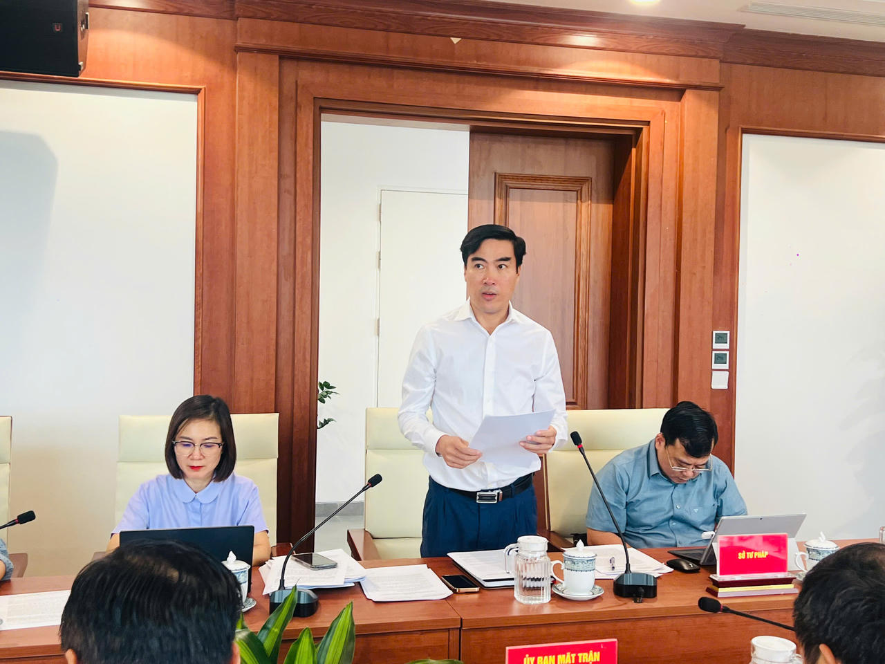 Phó Giám đốc Sở Tư pháp Hải Phòng Hoàng Anh Phong báo cáo tại cuộc họp. (ảnh Thuỳ Linh)