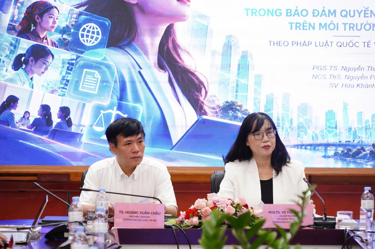 TS. Hoàng Xuân Châu, Phó Hiệu trưởng Trường Đại học Luật Hà Nội và PGS.TS Vũ Thị Lan Anh, Chi Hội trưởng Chi hội Nữ trí thức, nguyên Phó Hiệu trưởng thường trực Trường Đại học Luật Hà Nội chủ trì Hội thảo.