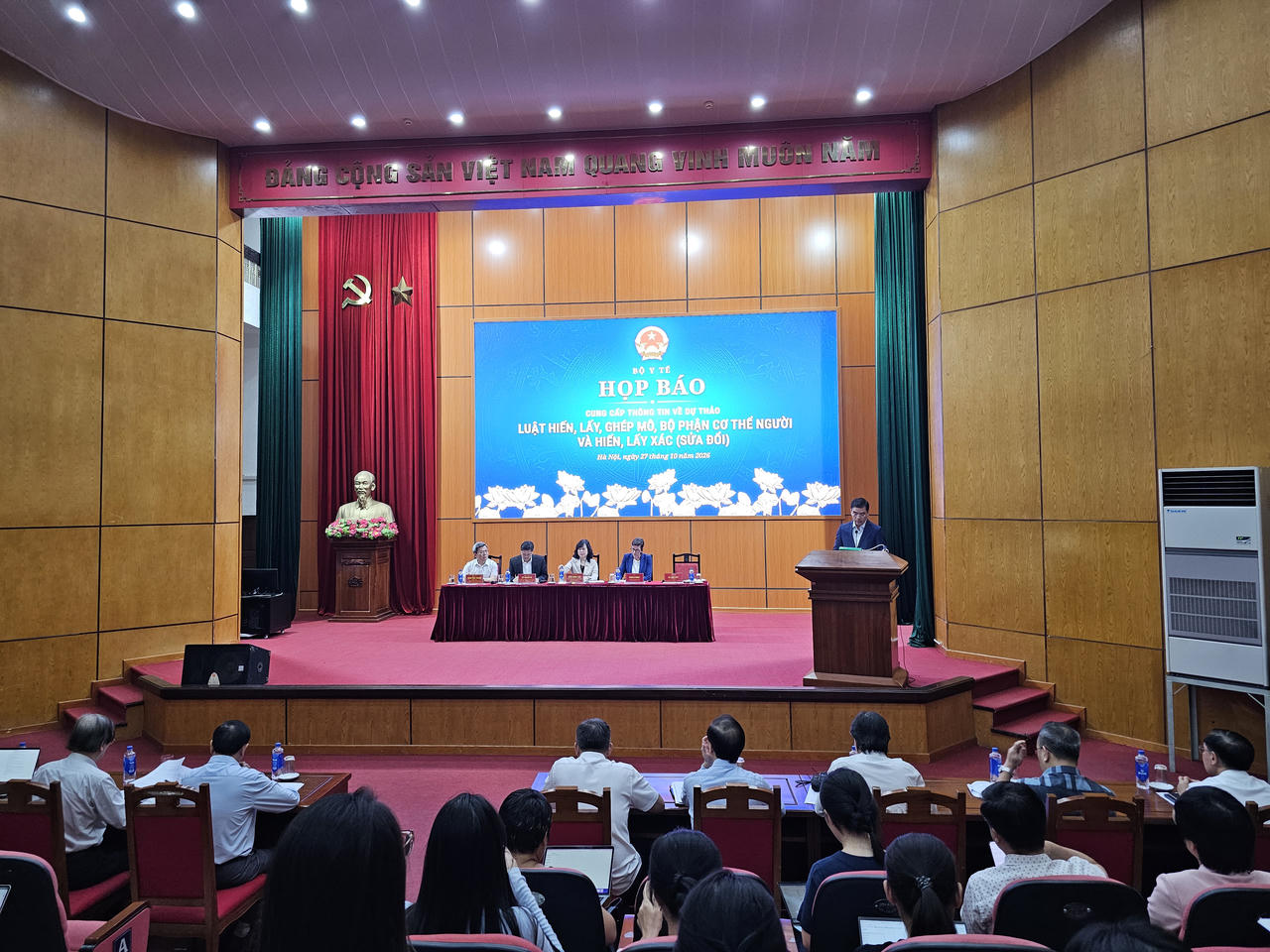 Nhiều chuyên gia y tế, pháp luật, nhà quản lý tham gia họp báo làm rõ dự thảo Luật Hiến, lấy, ghép mô, bộ phận cơ thể người và hiến, lấy xác (sửa đổi) chiều 27/10/2026 tại Hà Nội