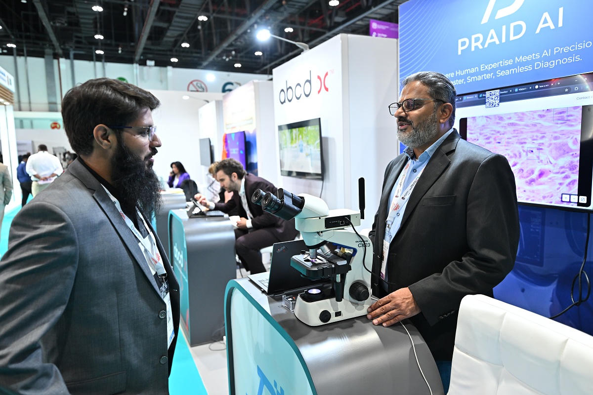 Khách tham quan tìm hiểu giải pháp chẩn đoán ứng dụng AI tại Abu Dhabi Global Health Week 2025.