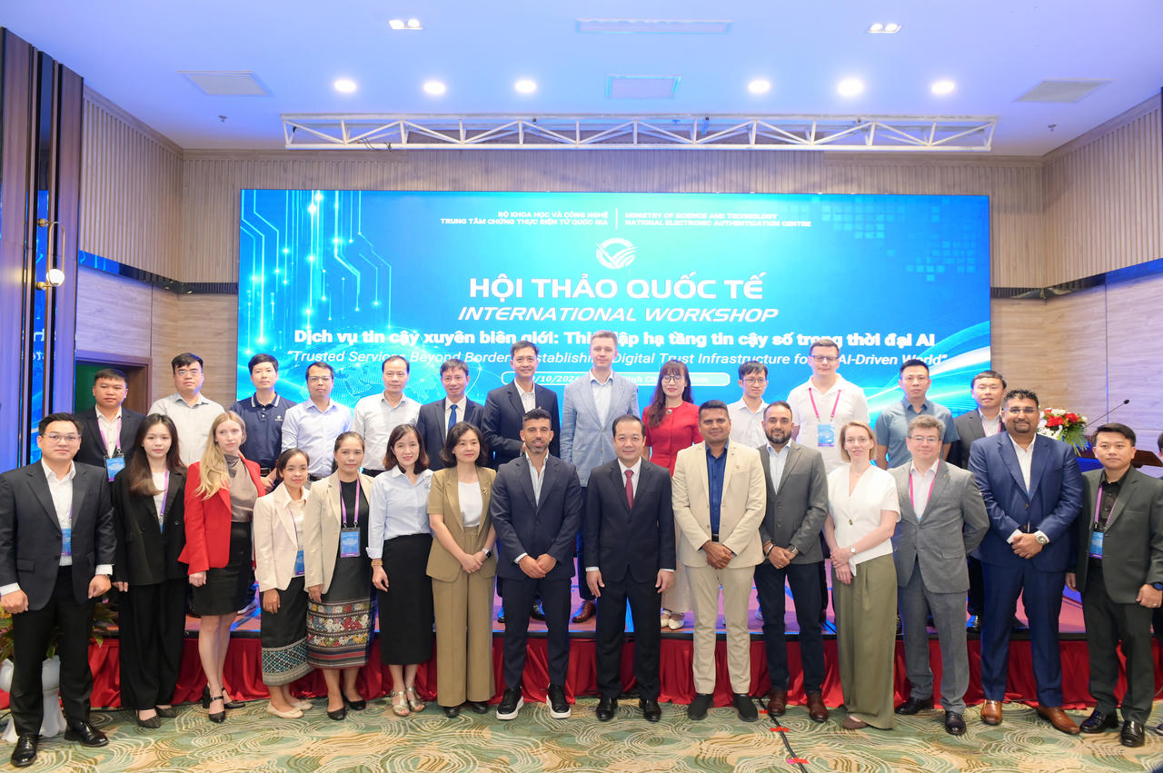 Thứ trưởng Phạm Đức Long và các đại biểu chụp ảnh lưu niệm.