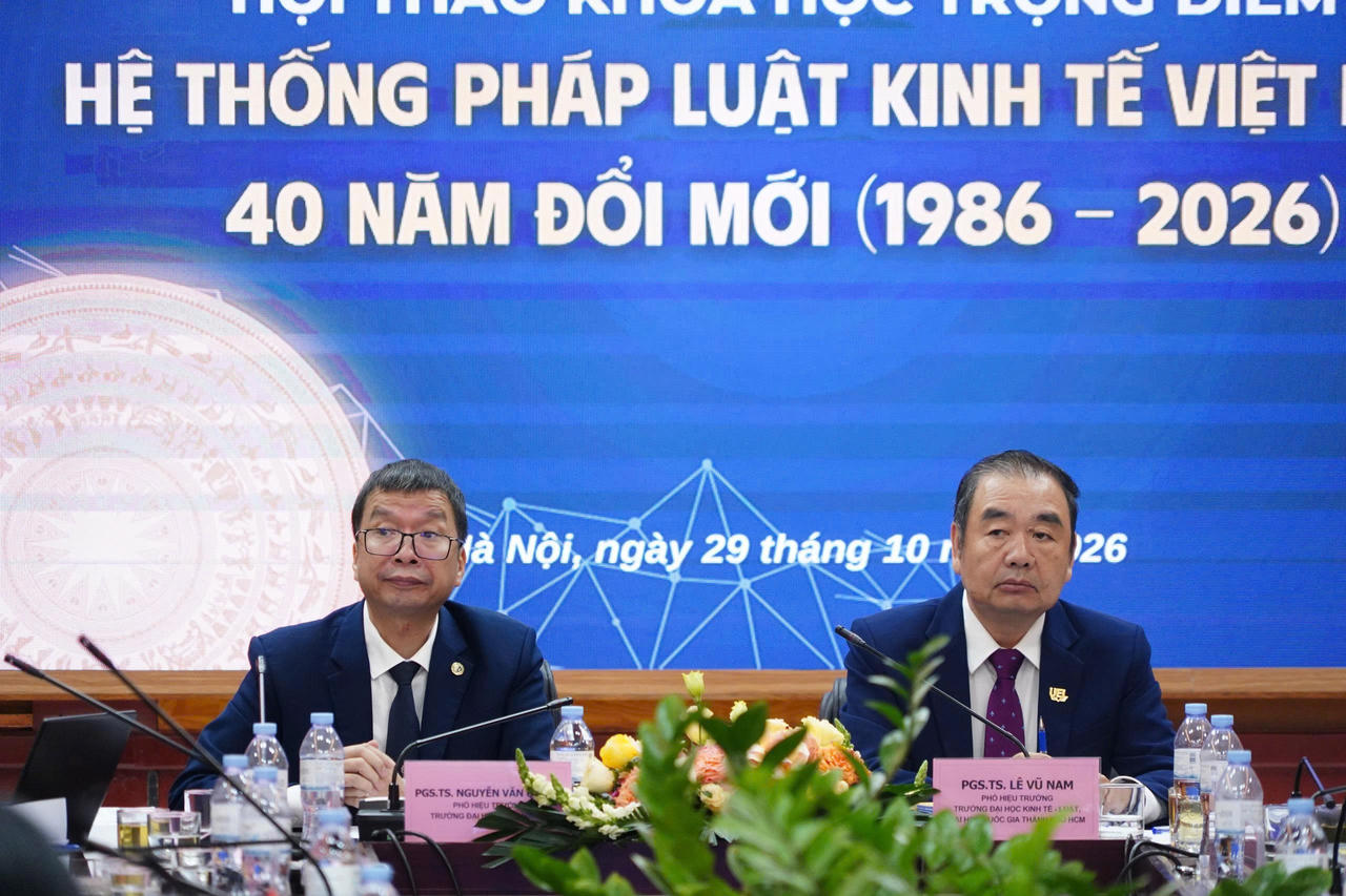 PGS.TS. Nguyễn Văn Quang - Phó Hiệu trưởng Trường Đại học Luật Hà Nội và PGS.TS. Lê Vũ Nam – Phó Hiệu trưởng Trường Đại học Kinh tế - Luật (ĐHQG TP.HCM) chủ trì Hội thảo.