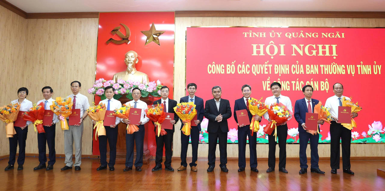 Quảng Ngãi công bố loạt quyết định về điều động, luân chuyển cán bộ 