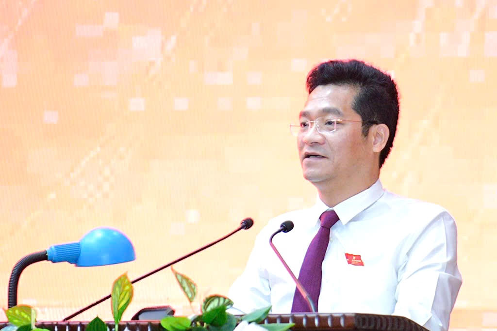 Ông Trần Anh Dũng, Ủy viên Ban Thường vụ Tỉnh ủy, Phó Chủ tịch UBND tỉnh báo cáo tại hội nghị (ảnh: Trường Giang)