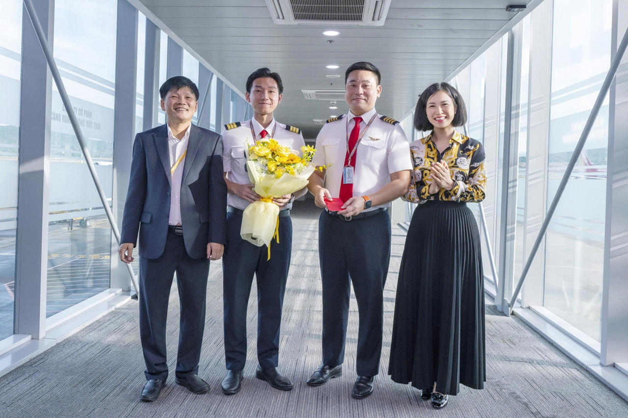 Đại diện Sungroup tặng hoa chào mừng. Ảnh: Sungroup