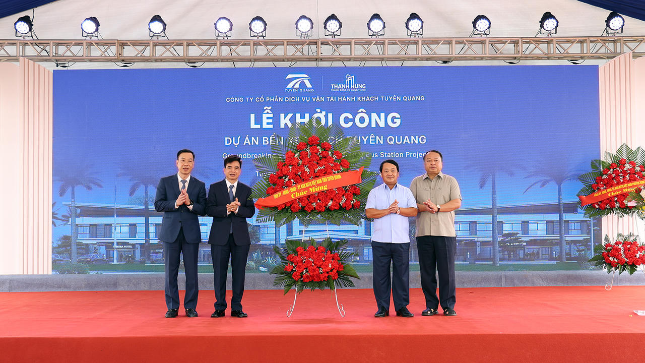 Lãnh đạo tỉnh Tuyên Quang tặng hoa chúc mừng chủ đầu tư dự án. (Ảnh: PV)