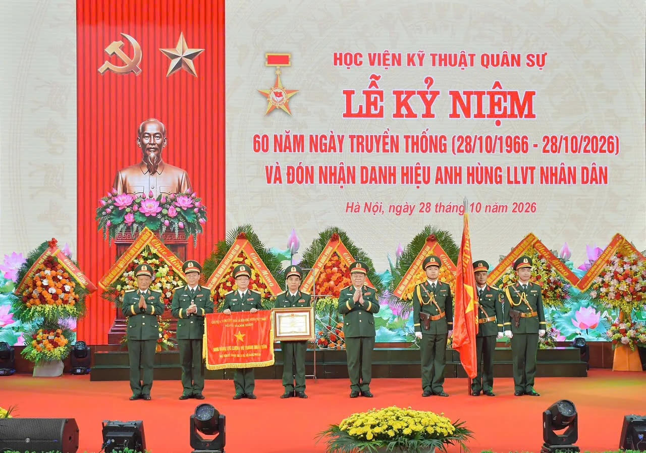 Học viện Kỹ thuật quân sự đón nhận danh hiệu Anh hùng Lực lượng vũ trang nhân dân lần thứ hai. (Ảnh: MTA)