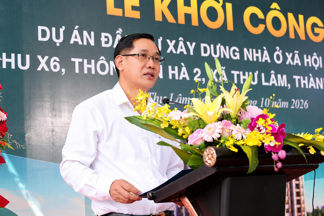 Ông Phạm Trọng La, Phó Bí thư Đảng ủy, Chủ tịch UBND xã Thư Lâm, phát biểu tại lễ khởi công Dự án Nhà ở xã hội Liên Hà.