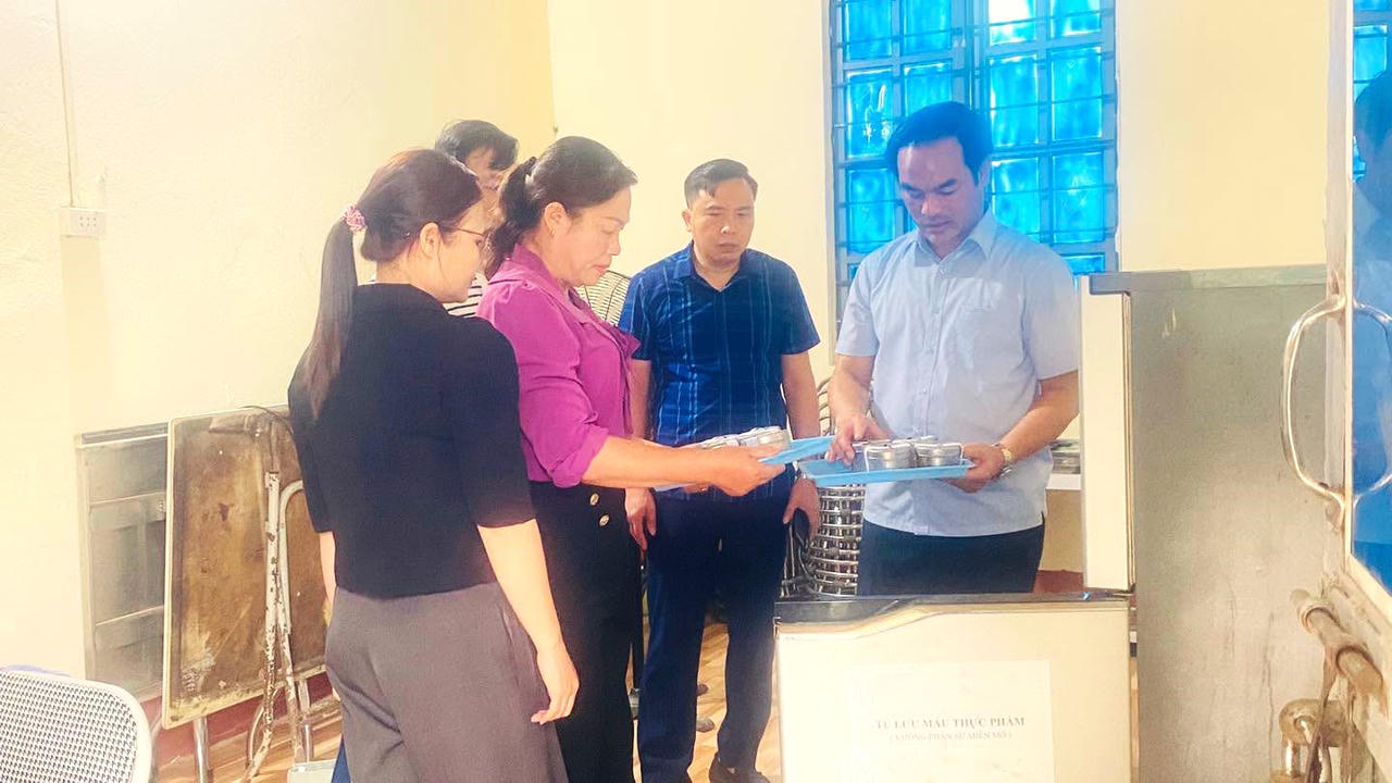 Lãnh đạo xã Bảo Hà kiểm tra  điều kiện học tập và sinh hoạt của học sinh (Ảnh: UBN xã Bảo Hà).