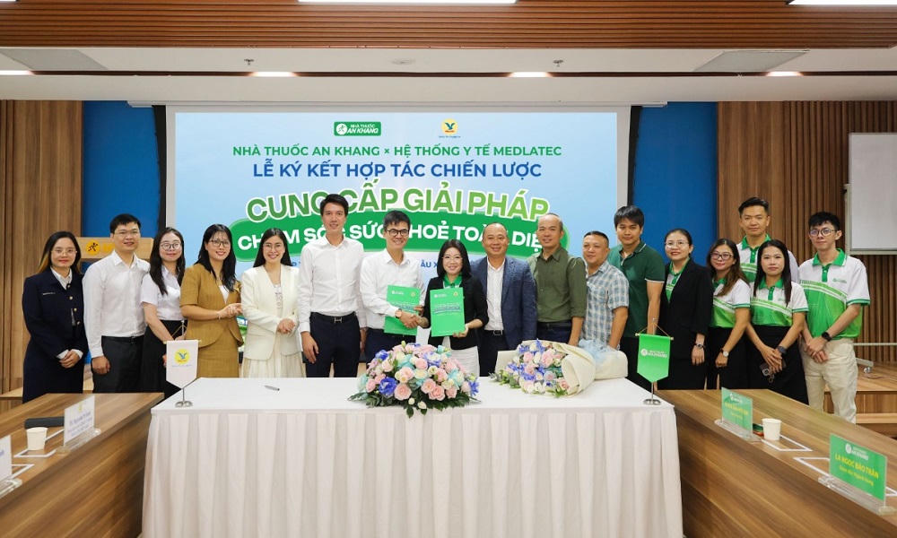 Ông Nguyễn Đình Bắc - Giám đốc Trung tâm Tại nhà toàn quốc đại diện lãnh đạo MEDLATEC GROUP (thứ 7 từ trái qua phải) và bà La Ngọc Bảo Trân - Giám đốc Ngành hàng đại diện Nhà thuốc An Khang ký kết hợp tác (thứ 8 từ trái qua phải)