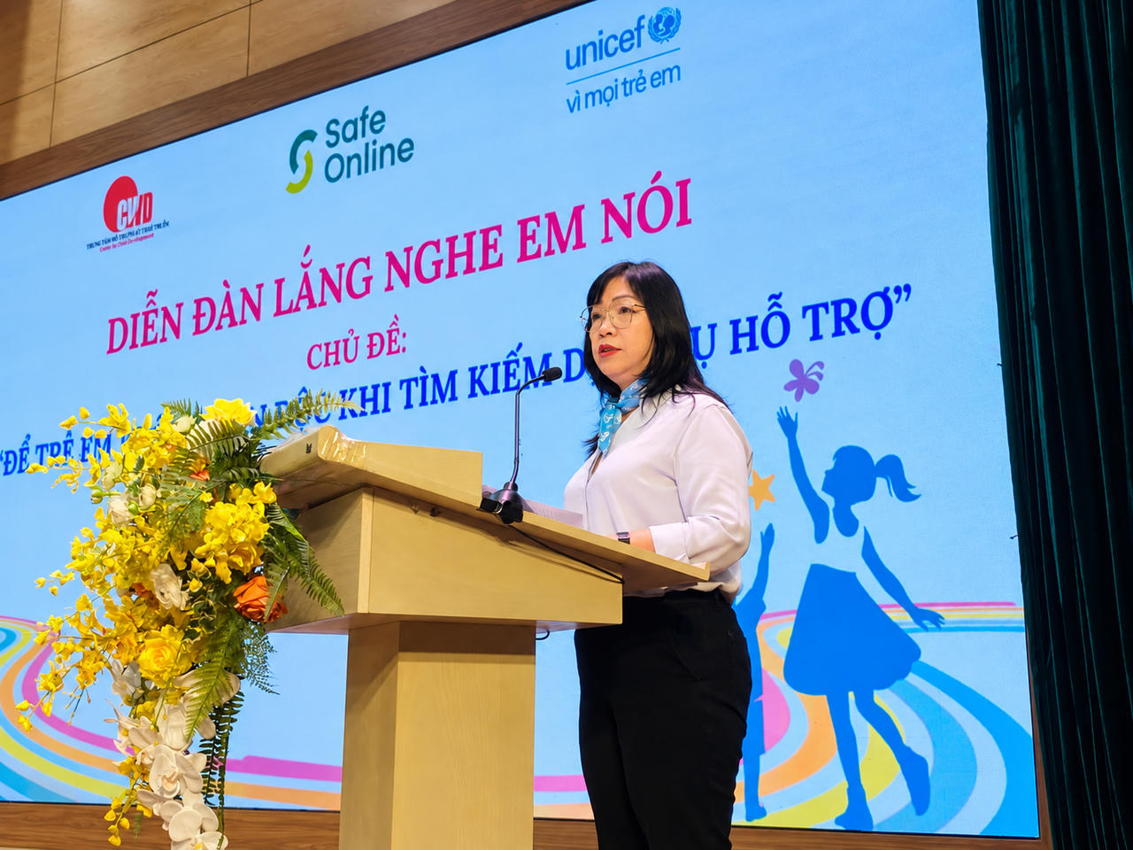 Bà Dương Thị Ngọc Linh, Ủy viên Ban Thường vụ Trung ương Hội Liên hiệp Phụ nữ Việt Nam, Phó Chánh Văn phòng Cơ quan Ủy ban Trung ương Mặt trận Tổ quốc Việt Nam, Giám đốc Trung tâm Hỗ trợ Phụ nữ phát triển phát biểu mở đầu diễn đàn. (Ảnh: PV)