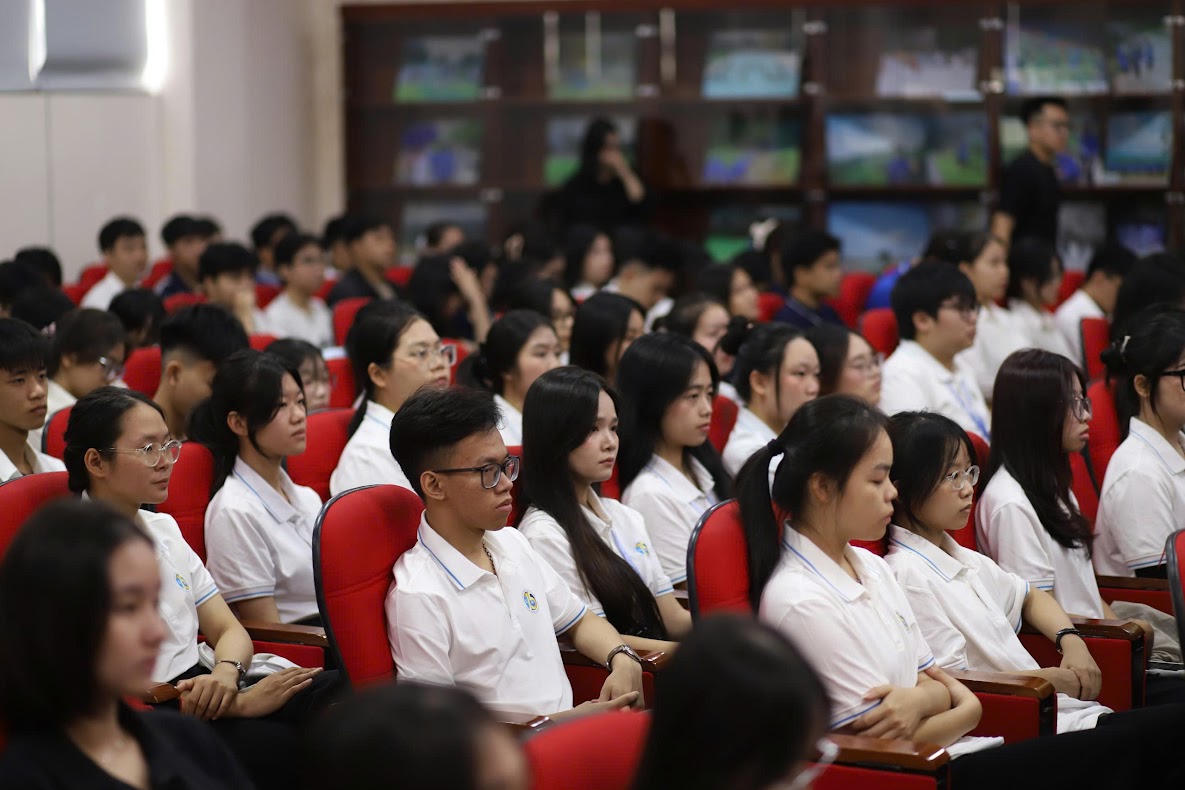 Sinh viên một số trường ĐH tại điểm cầu Hà Nội. (Ảnh: NCA)