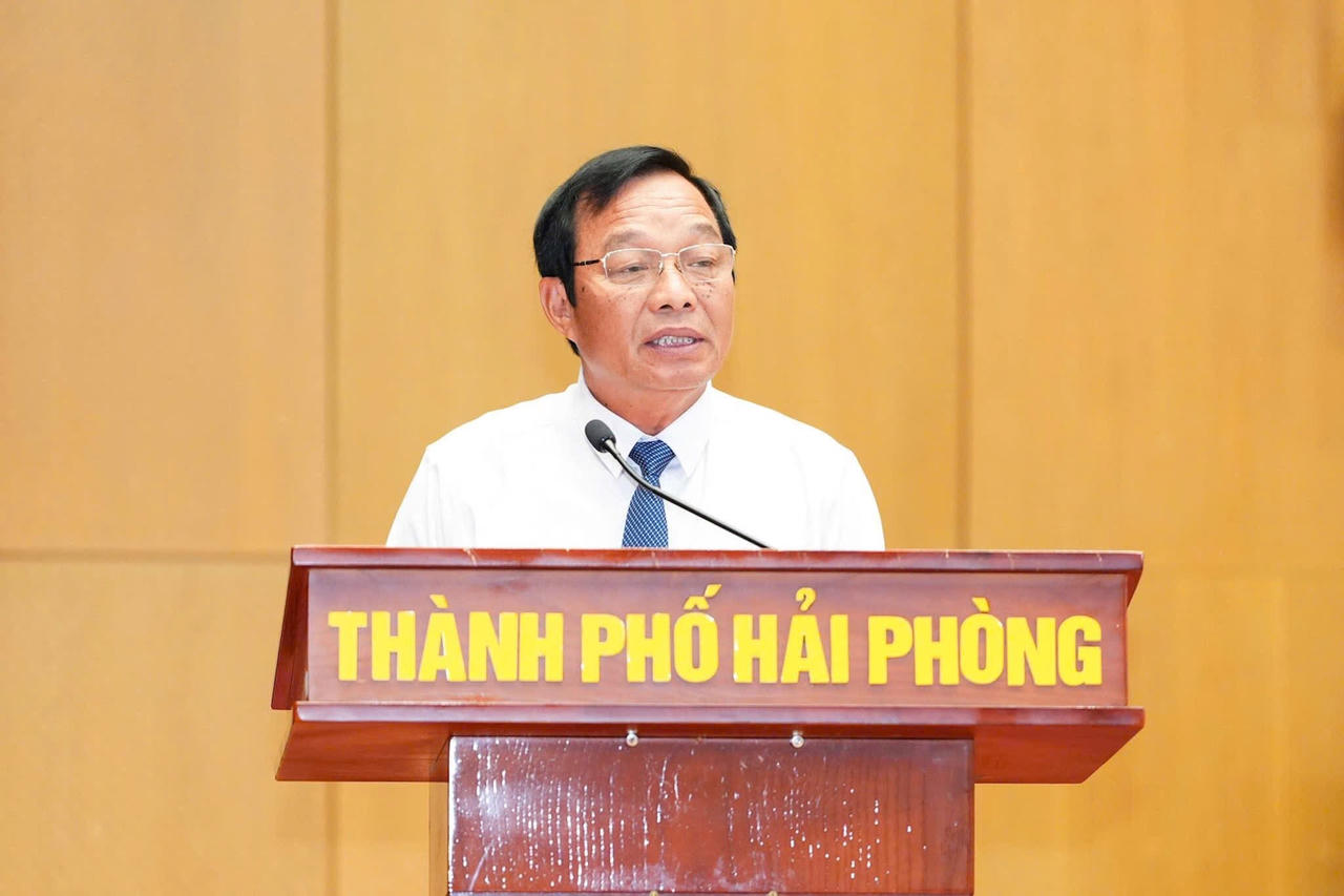 Chủ tịch HĐND thành phố Lê Văn Hiệu phát biểu tại Kỳ họp. (ảnh Đàm Thanh)