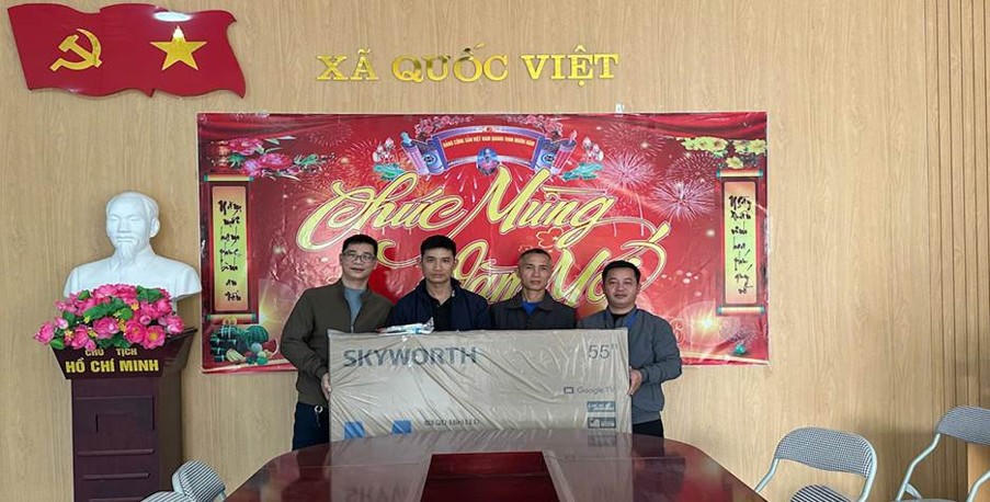 Đại diện Sở Dân tộc Tôn giáo tỉnh, lãnh đạo UBND xã bàn giao Tivi cho người có uy tín trên địa bàn. Ảnh: Cổng Thông tin điện tử Tỉnh Lạng Sơn