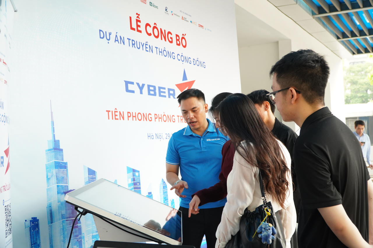 Sinh viên quét QR đăng ký tài khoản Cổng, trải nghiệm làm "Chiến binh số". (Ảnh: NCA)