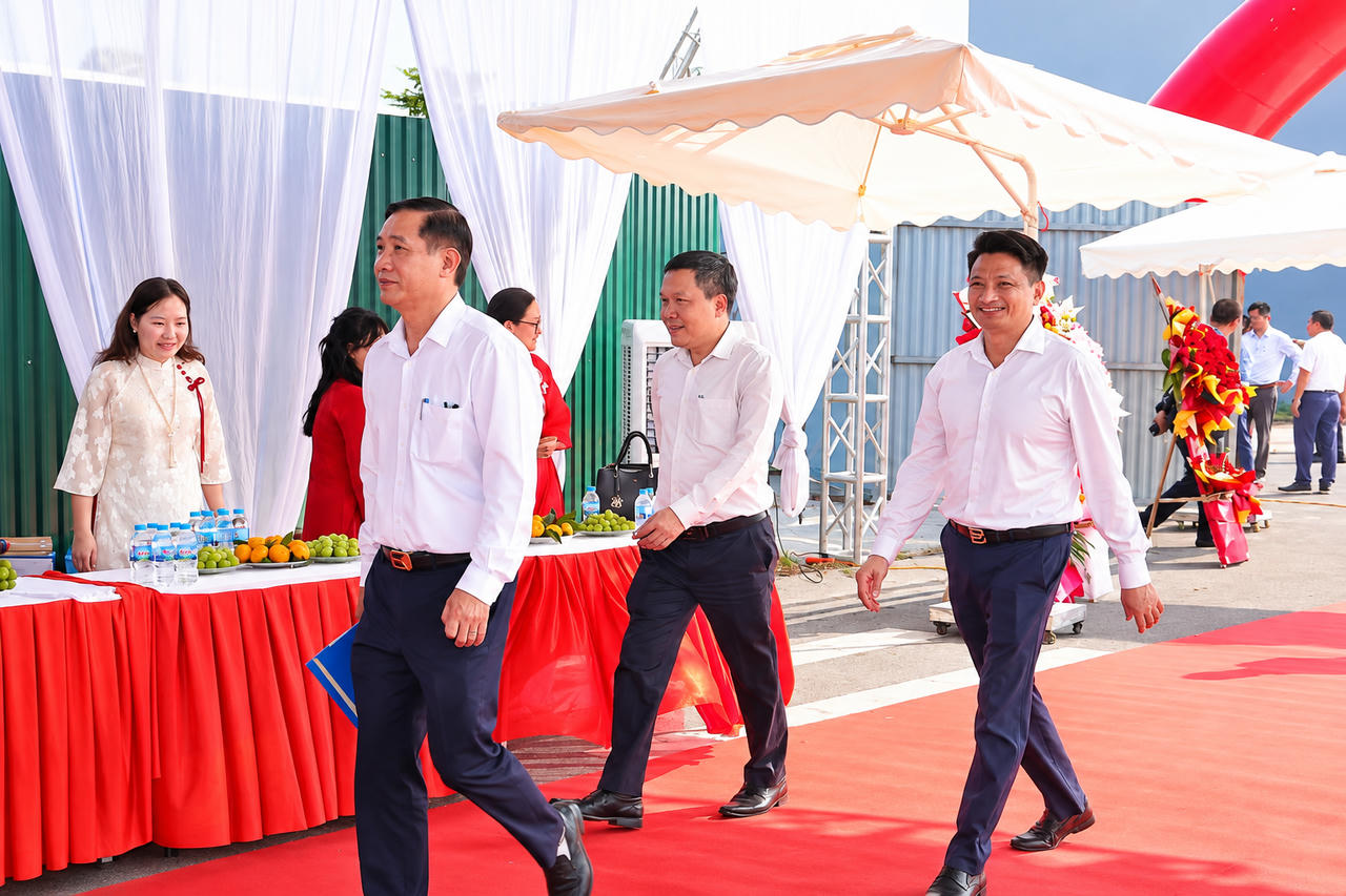 Đại diện lãnh đạo địa phương và các đại biểu đến dự lễ khởi công Dự án Nhà ở xã hội Liên Hà.