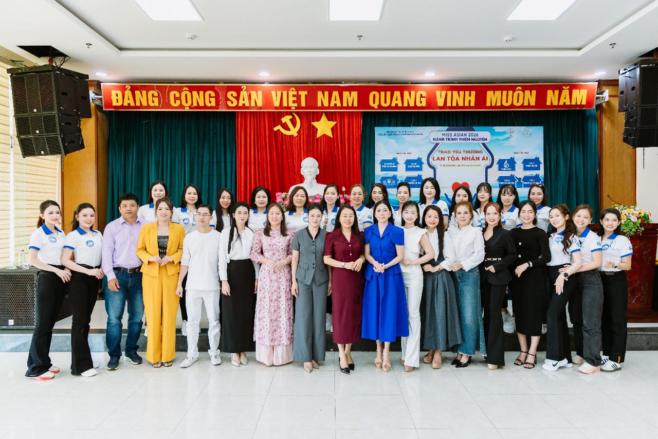 Ban Tổ chức, nhà tài trợ và Top 20 thí sinh Miss Asian 2026 chụp ảnh lưu niệm, khép lại chương trình thiện nguyện giàu ý nghĩa tại Quy Nhơn.