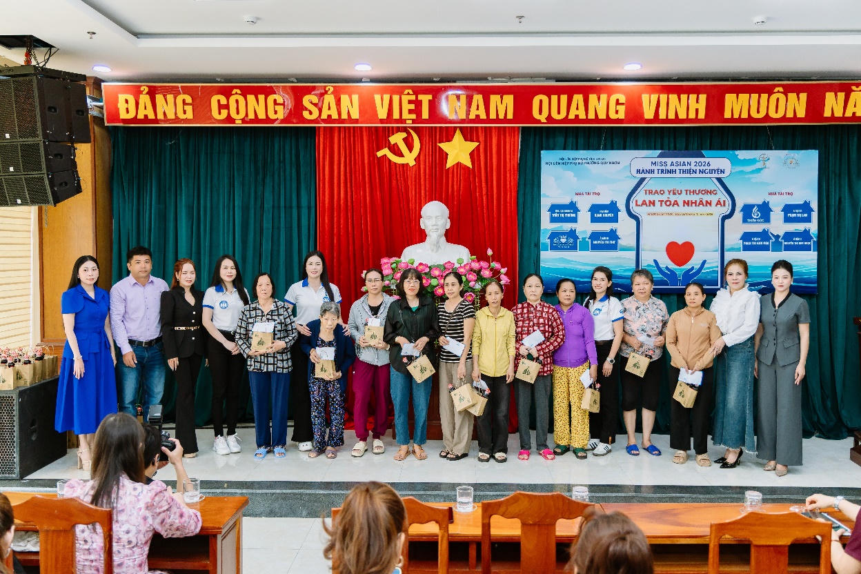Ban Tổ chức Miss Asian 2026, nhà tài trợ và thí sinh trao tặng những phần quà thiết thực đến phụ nữ có hoàn cảnh khó khăn trên địa bàn phường Quy Nhơn.