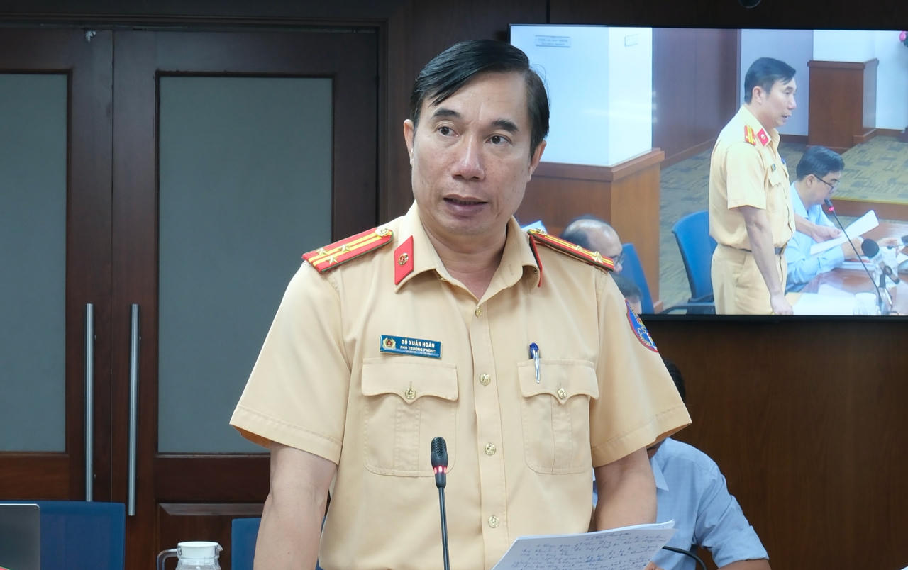 Thượng tá Đỗ Xuân Hoàn - Phó Trưởng phòng CSGT, Công an TP HCM thông tin tại họp báo. Ảnh: T.U.