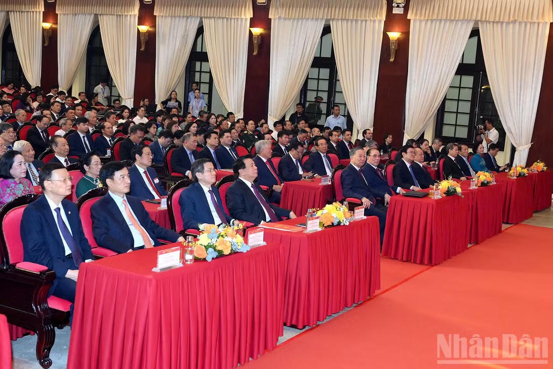 Tổng Bí thư, Chủ tịch nước Tô Lâm và các đồng chí lãnh đạo, nguyên lãnh đạo Đảng, Nhà nước dự Lễ kỷ niệm 30 năm Ngày thành lập Hội đồng Lý luận Trung ương và đón nhận Huân chương Hồ Chí Minh. Ảnh: nhandan.vn