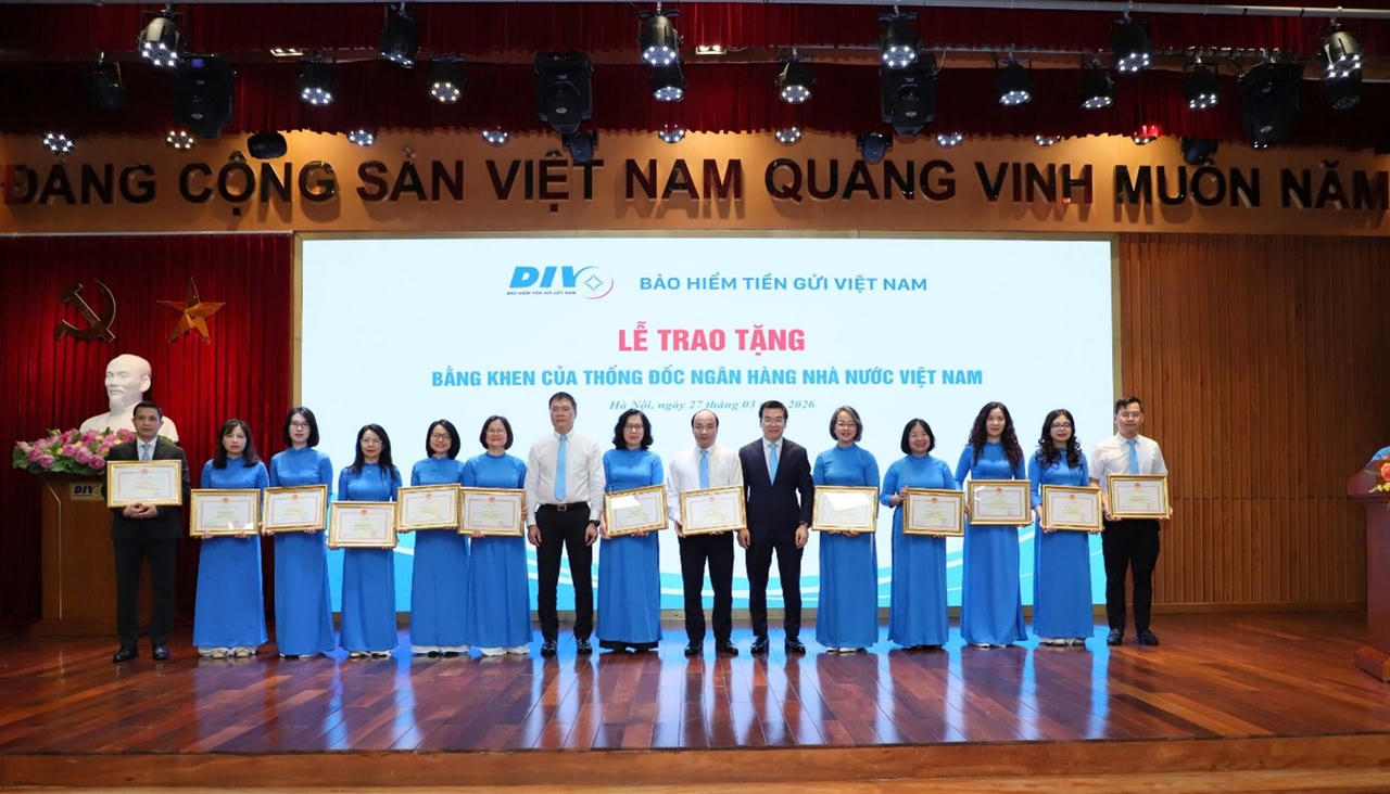 Lễ trao tặng bằng khen của Thống đốc Ngân hàng Nhà nước cho tập thể, cá nhân đạt thành tích tham gia xây dựng Luật Bảo hiểm tiền gửi năm 2025. 