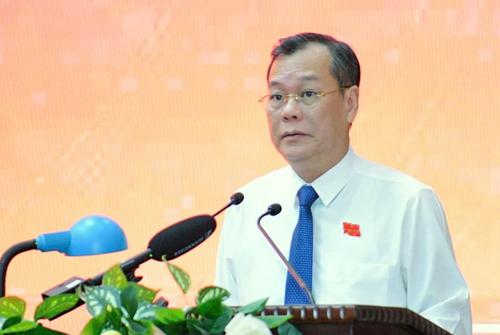 Ông Lê Quốc Chỉnh, Phó Bí thư Tỉnh ủy, Chủ tịch HĐND tỉnh phát biểu khai mạc Kỳ họp (ảnh: Trường Giang)