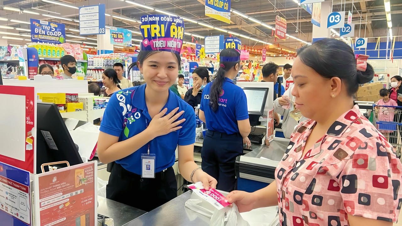Saigon Co.op khuấy động thị trường bán lẻ dịp cuối năm với hàng loạt chương trình giảm giá, tặng quà và tích lũy điểm thưởng 