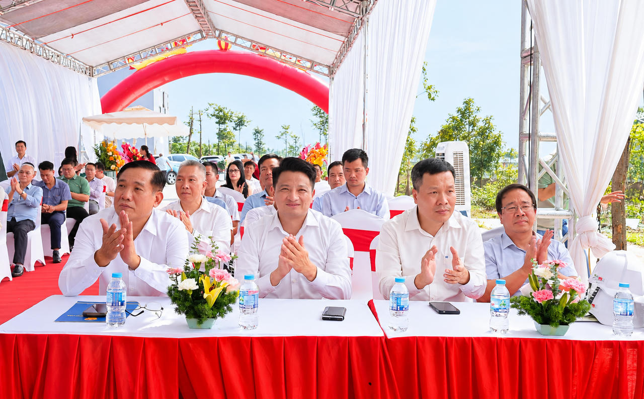 Các đại biểu tham dự lễ khởi công Dự án Nhà ở xã hội Liên Hà.