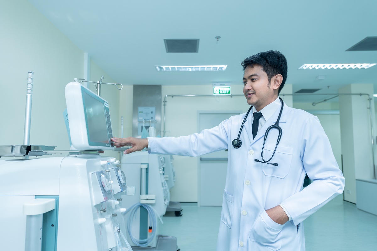 Bác sĩ thao tác trên màn hình điều khiển máy chạy thận nhân tạo. Ảnh minh họa