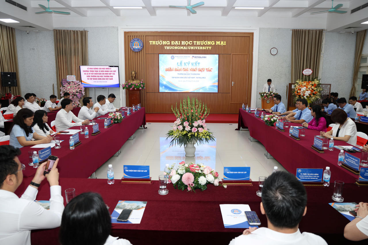 Toàn cảnh Lễ khai giảng Khóa 6 Chương trình Thạc sĩ Điều hành cao cấp (EMBA) và Lễ ký Biên bản ghi nhớ hợp tác giữa Petrolimex và Trường Đại học Thương mại. (Ảnh QT)
