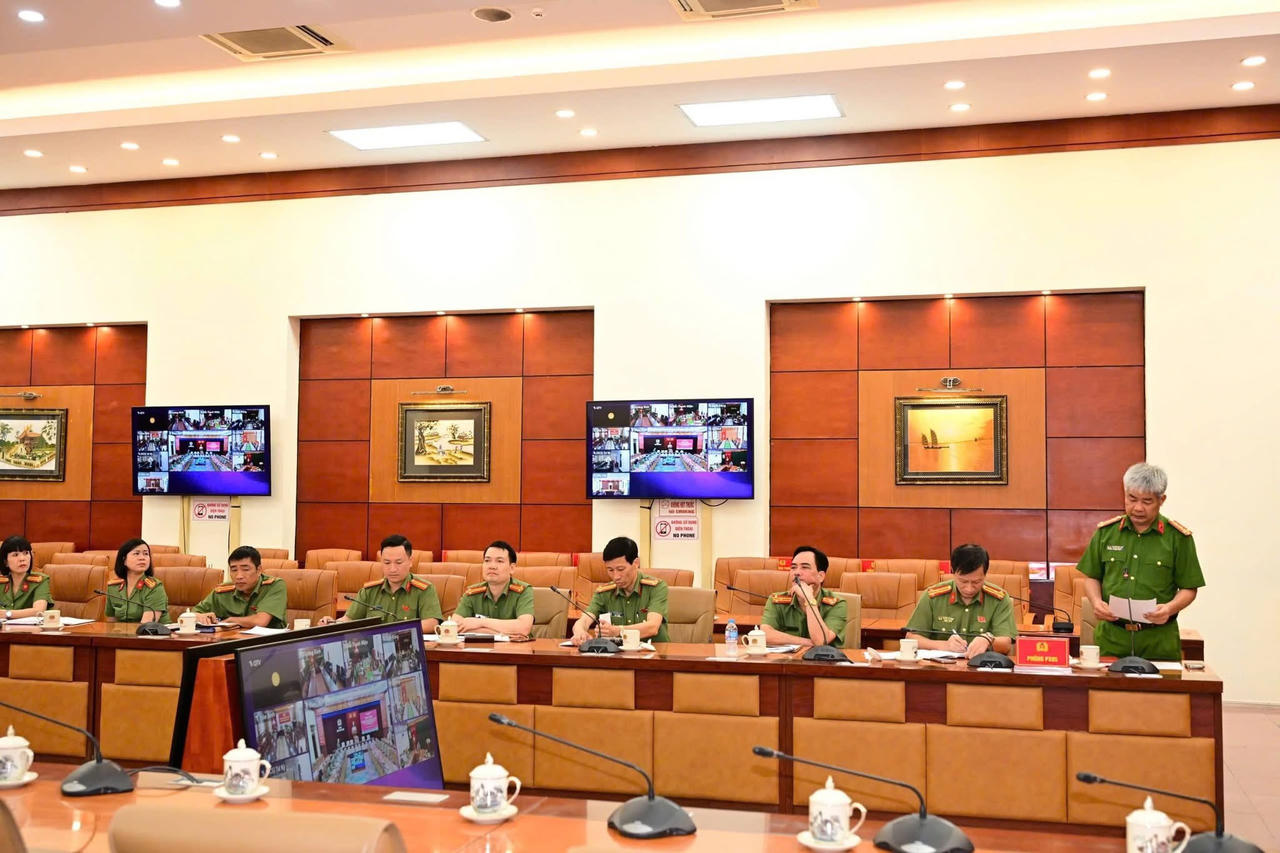 Quyết định được công bố theo hình thức trực tuyến, kết nối từ điểm cầu Công an thành phố đến 8 điểm cầu của các địa phương thuộc diện thanh tra (ảnh: Công an Hải Phòng)