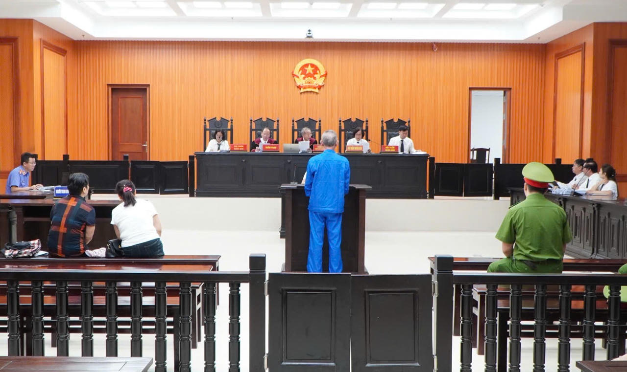 TAND thành phố Quảng Ninh mở phiên tòa xét xử Dương Văn Toàn (SN 1957, trú tại thôn Chính Vân, xã Chuyên Mỹ, thành phố Hà Nội) về tội “Lừa đảo chiếm đoạt tài sản”. (Ảnh: Đức Dương)