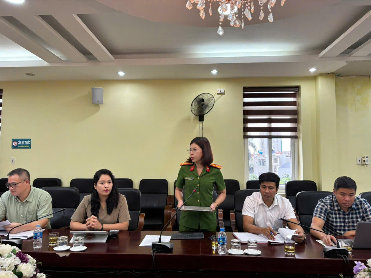 Đại diện Công an tỉnh Hưng Yên phát biểu tại hội nghị. (Ảnh Đông Bắc)