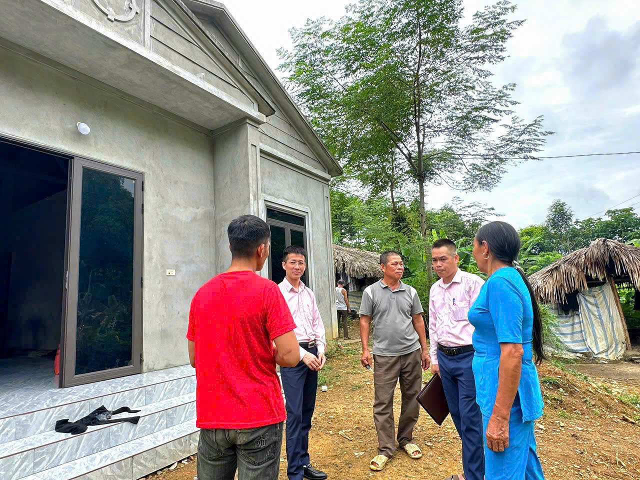 Cán bộ Phòng giao dịch Ngân hàng Chính sách xã hội Tân Sơn hướng dẫn người dân thực hiện thủ tục vay vốn phát triển kinh tế.