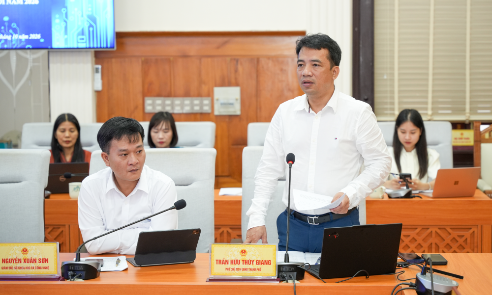 Phó Chủ tịch UBND thành phố Trần Hữu Thùy Giang trao đổi tại cuộc họp. (Ảnh: UBND TP Huế)