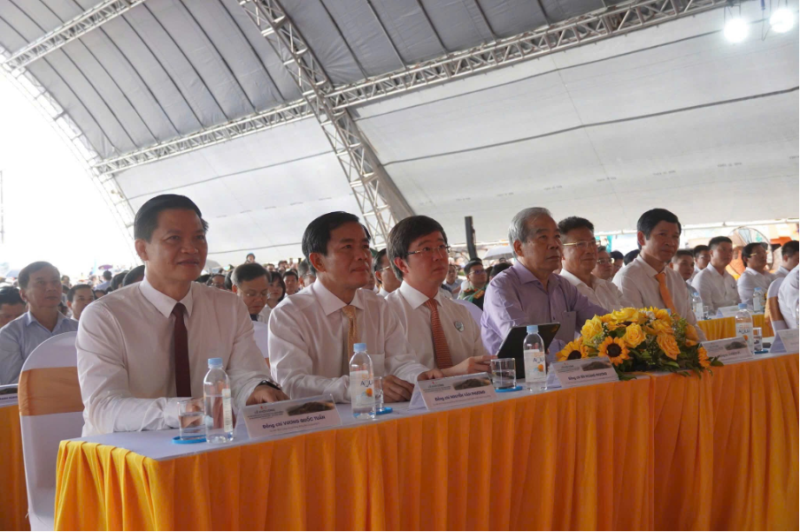 Các lãnh đạo Trung ương và địa phương tham dự lễ khởi công (ảnh Hoàng Vũ)