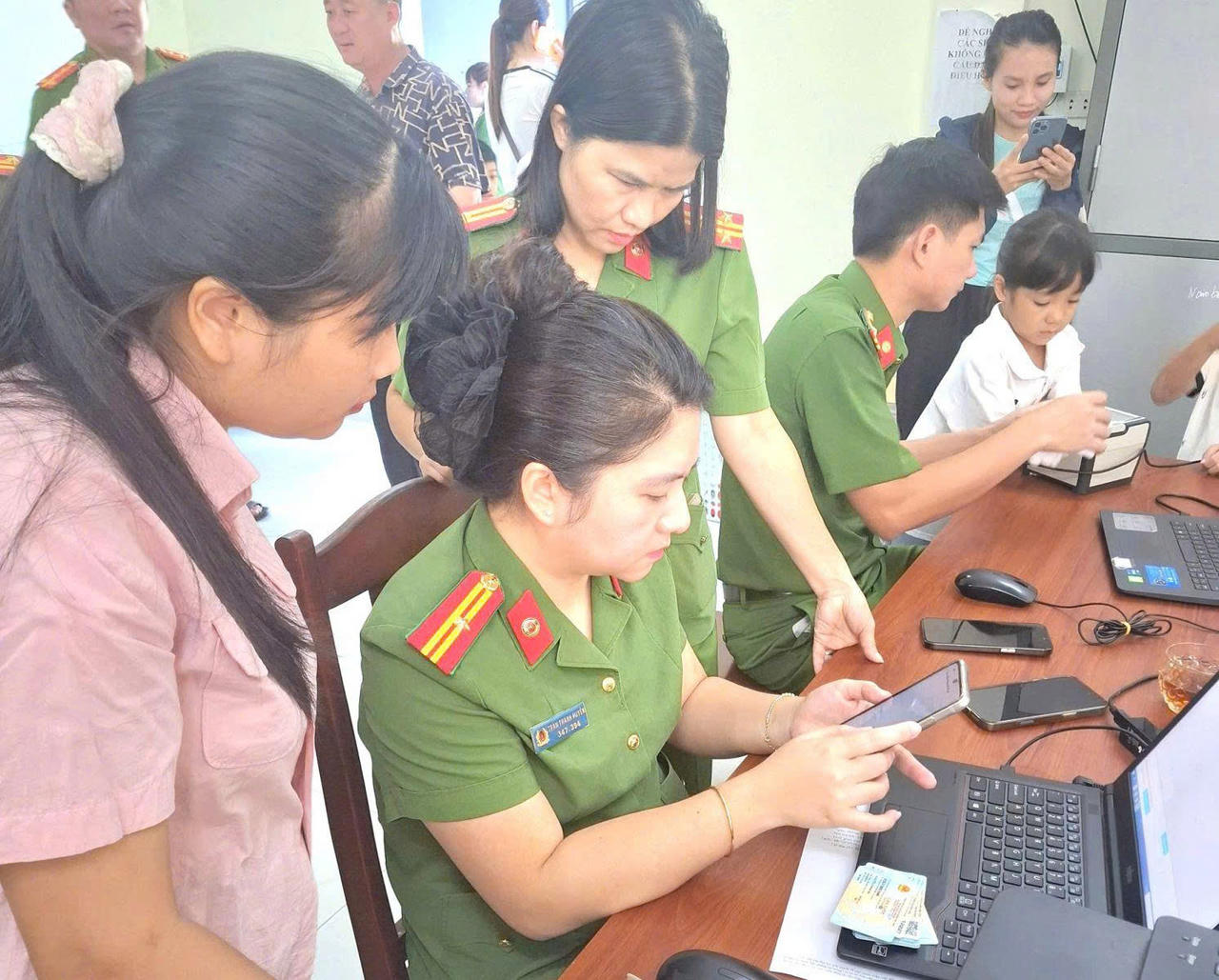 Phòng Cảnh sát quản lý hành chính về trật tự xã hội duy trì hoạt động “Ngày thứ Bảy tình nguyện – Hỗ trợ Nhân dân giải quyết thủ tục hành chính”. Ảnh: Công an tỉnh Ninh Bình.