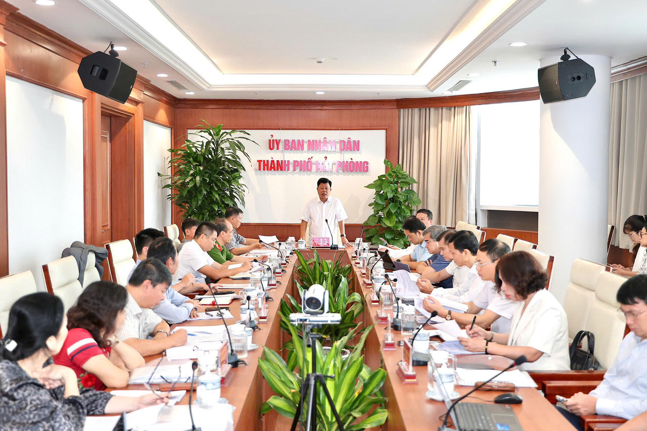 Phó Chủ tịch UBND TP Hải Phòng Lê Trung Kiên chủ trì hội nghị đối thoại, giải quyết kiến nghị của các tổ chức, cá nhân liên quan đến việc thu hồi nhà, đất công. (Ảnh: Cổng TTĐT)