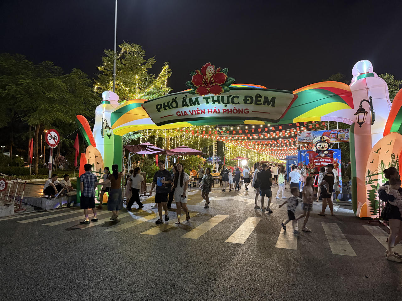Tưng bừng khai trương Phố đêm Gia Viên