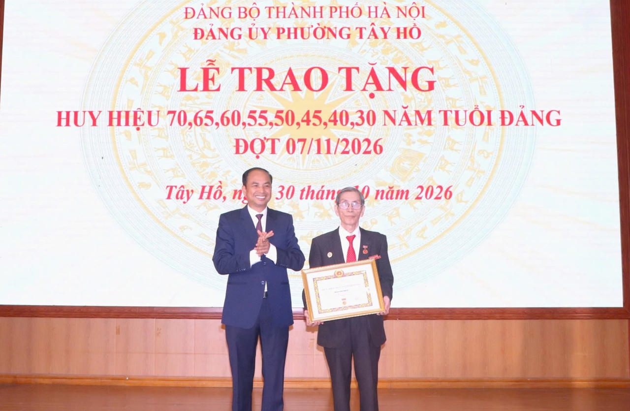 Phường Tây Hồ trao Huy hiệu Đảng cho 113 đảng viên